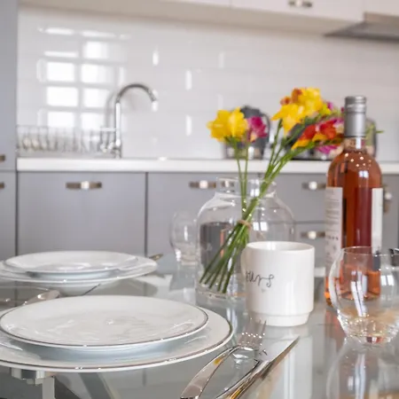 Apartment Stylish Gem 2br With Ac